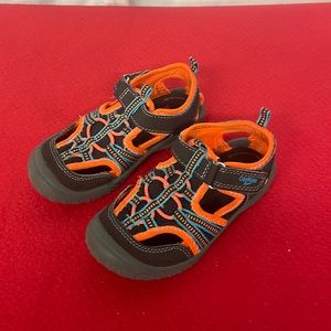 Oshkosh Bosh boys sandals size 9